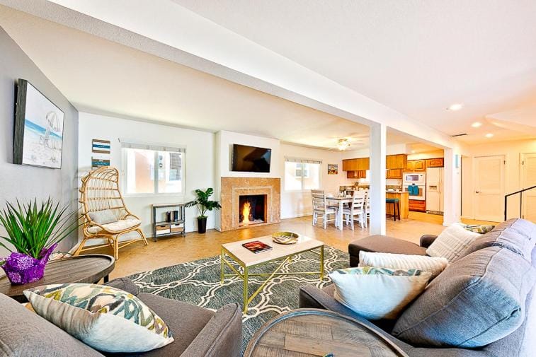 2 Story Home with Garage 1 Block to the Beach wi House in Newport Beach