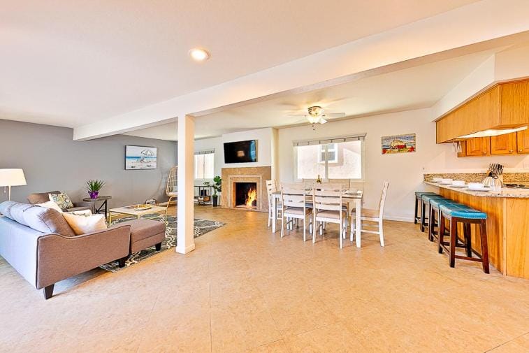 2 Story Home with Garage 1 Block to the Beach wi House in Newport Beach