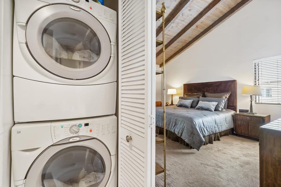 2 Bed 2 Bath BACK APT Steps to the Sand House in Balboa Peninsula