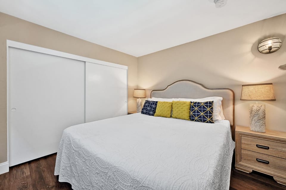 Giant Beachfront Home with Parking near the Pier House in Balboa Peninsula