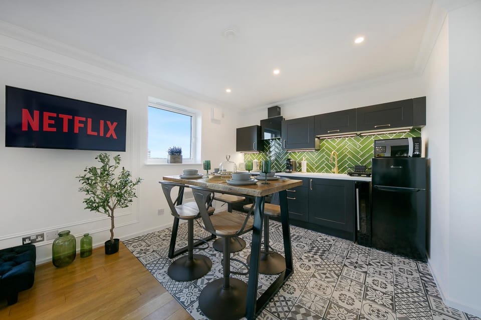 Kitchen or kitchenette, Dining area, minibar, oven