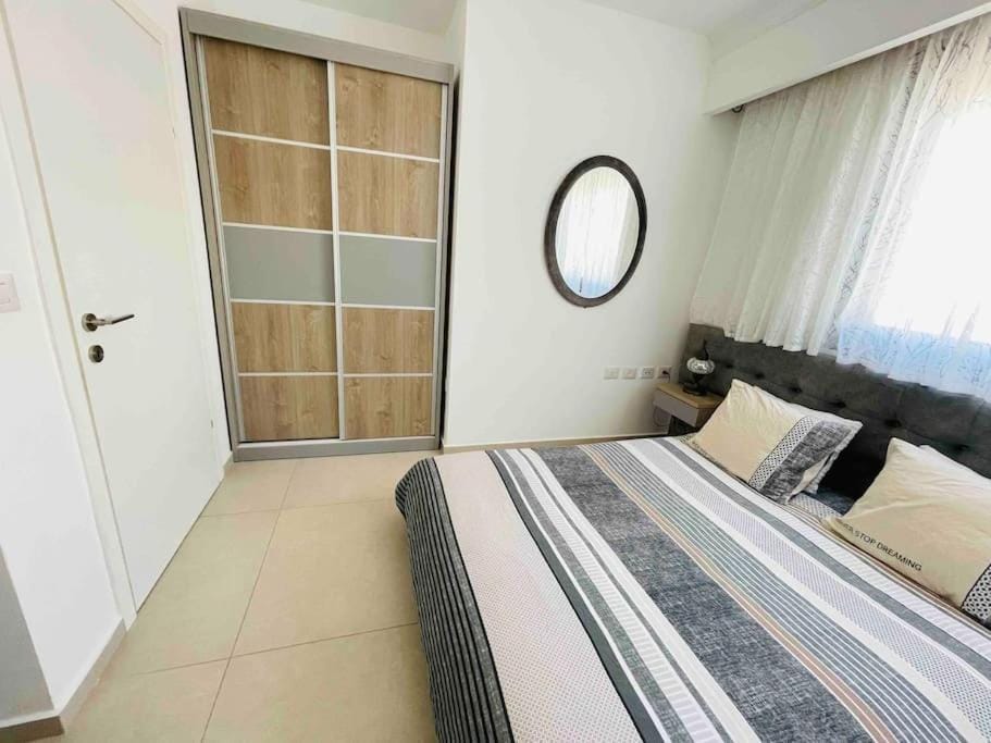 Photo of the whole room, Bedroom, wardrobe