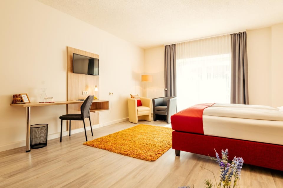 Bed, Photo of the whole room, Seating area