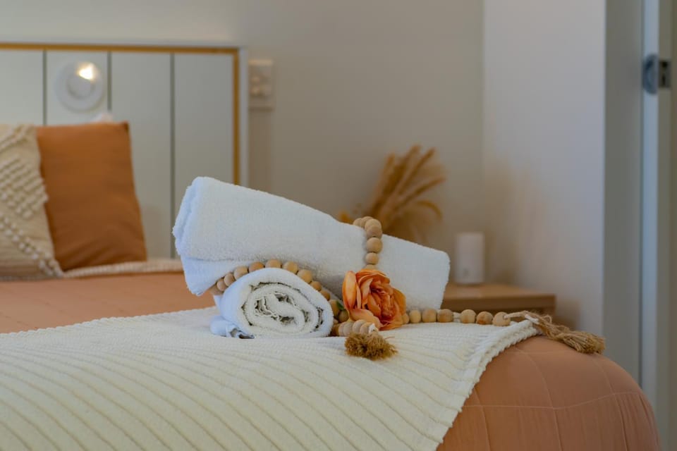 Boho Delux with sea views , Pool+Gym Apartment in Airlie Beach