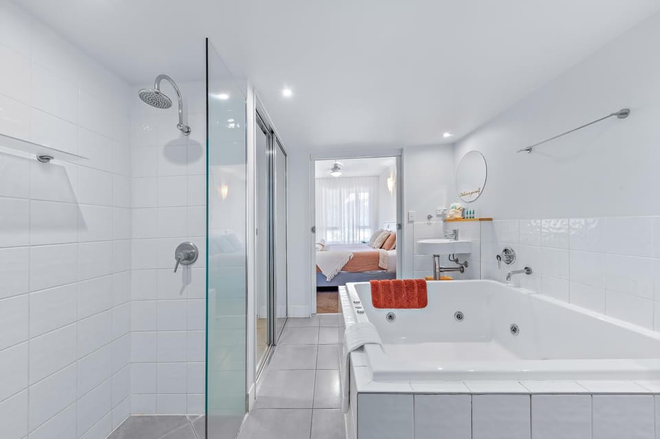 Boho Delux with sea views , Pool+Gym Apartment in Airlie Beach
