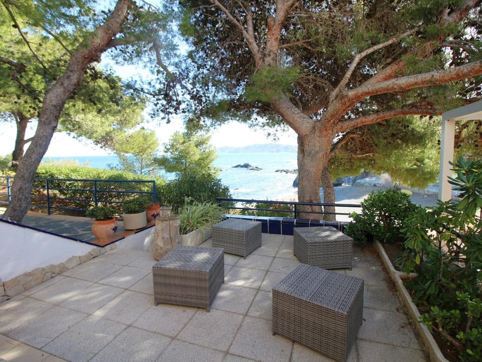 Casa en Primera Línea de Mar con Acceso Directo a Playa y Vistas Espectaculares - ES-228-176 House in Alt Empordà