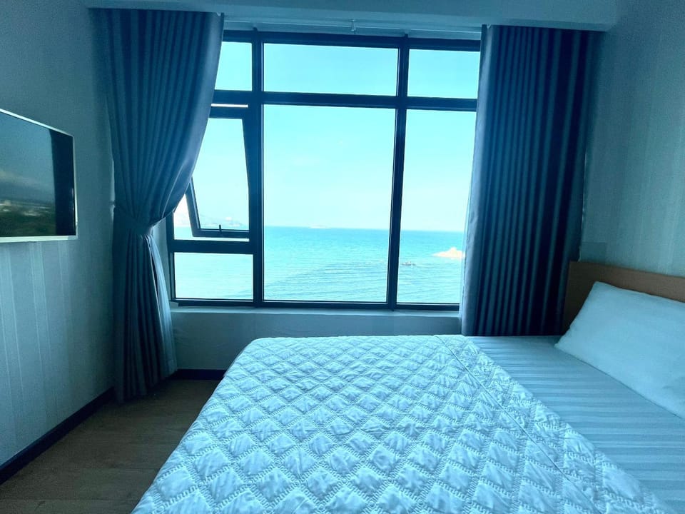 Bed, Natural landscape, TV and multimedia, Photo of the whole room, Bedroom, Sea view