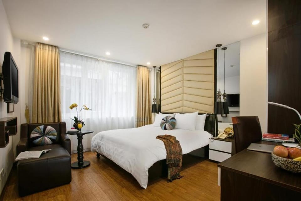 Bed, TV and multimedia, Photo of the whole room, Seating area, Bedroom