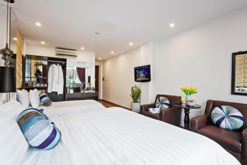 Bed, Photo of the whole room, Seating area, Bedroom
