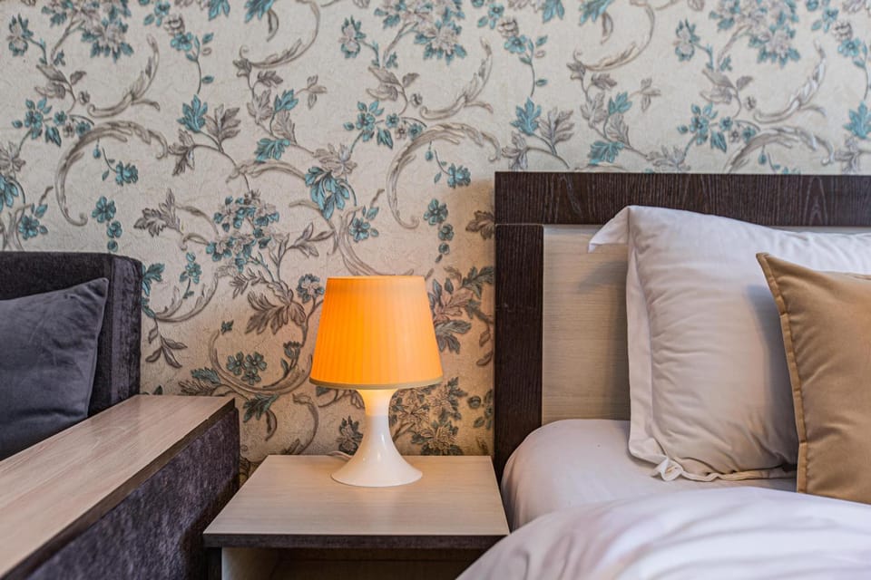 Bed, Seating area, Bedroom