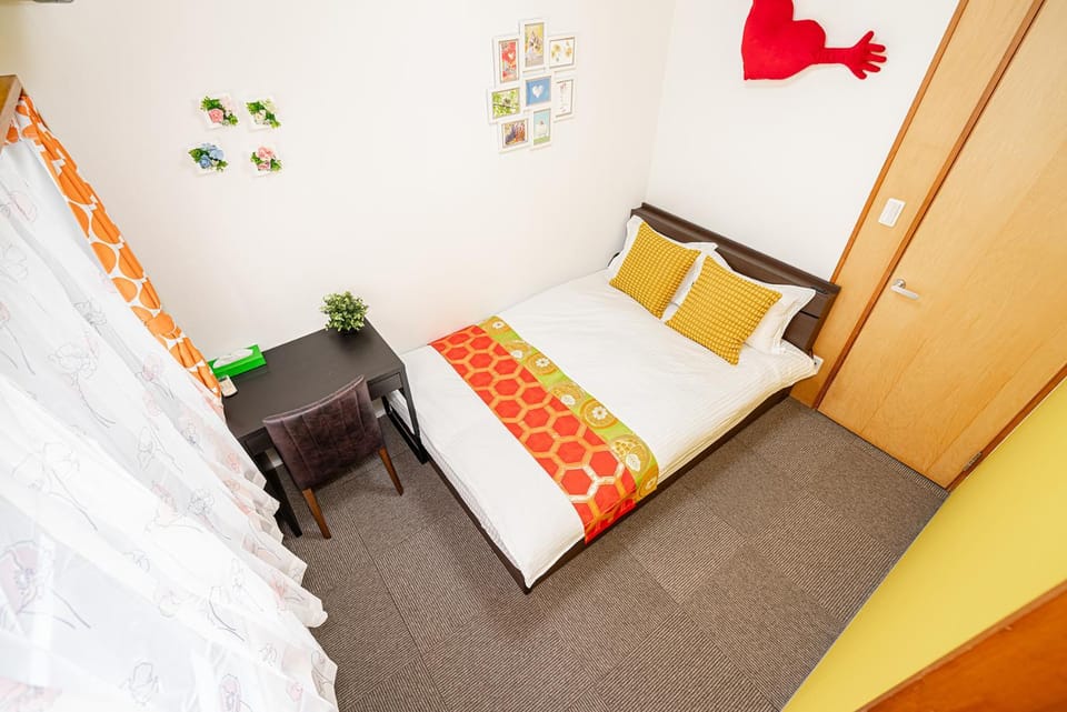 Bed, Photo of the whole room, hair dresser