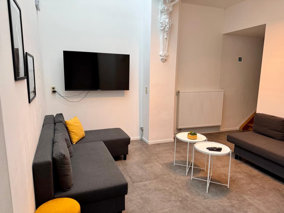 Communal lounge/ TV room, TV and multimedia, Living room