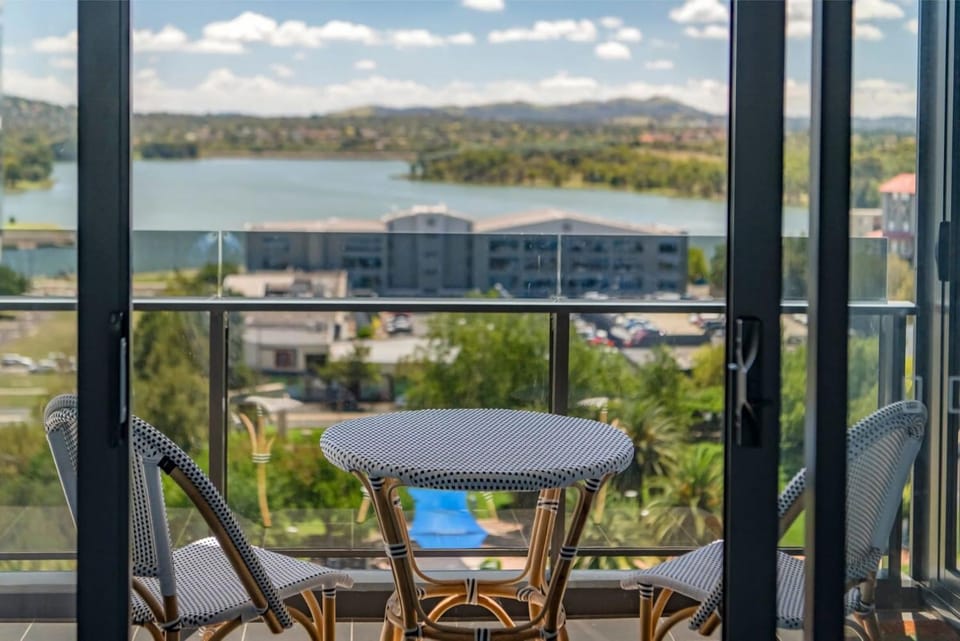 Sensational City Apartment with Lake Views Apartment in Canberra