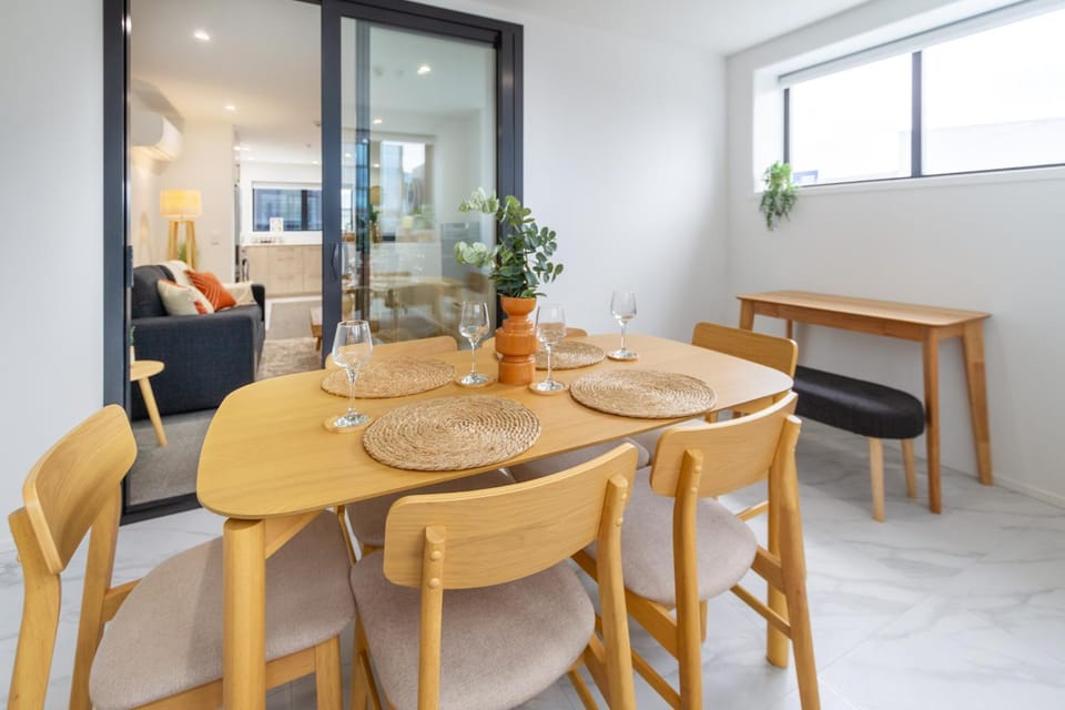 Living room, Photo of the whole room, Decorative detail, Seating area, Dining area, furniture