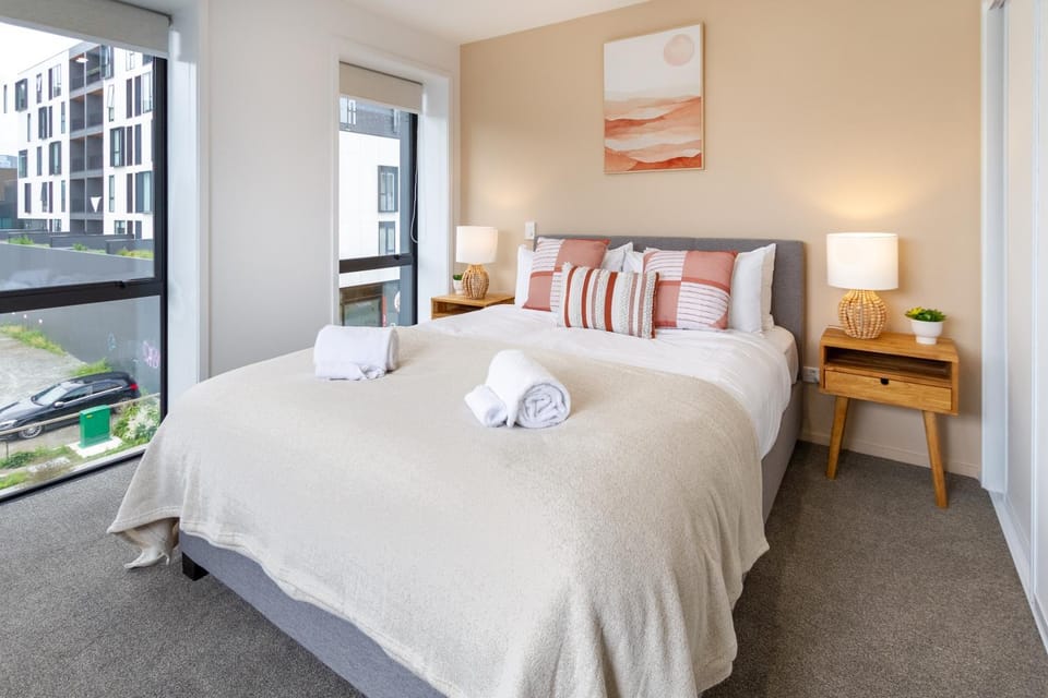 Bed, View (from property/room), Photo of the whole room, Decorative detail, Bedroom, towels