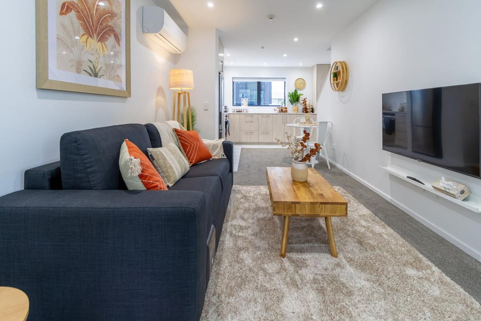 Communal lounge/ TV room, TV and multimedia, Kitchen or kitchenette, Living room, Photo of the whole room, Decorative detail, Seating area, Dining area, Evening entertainment, air conditioner