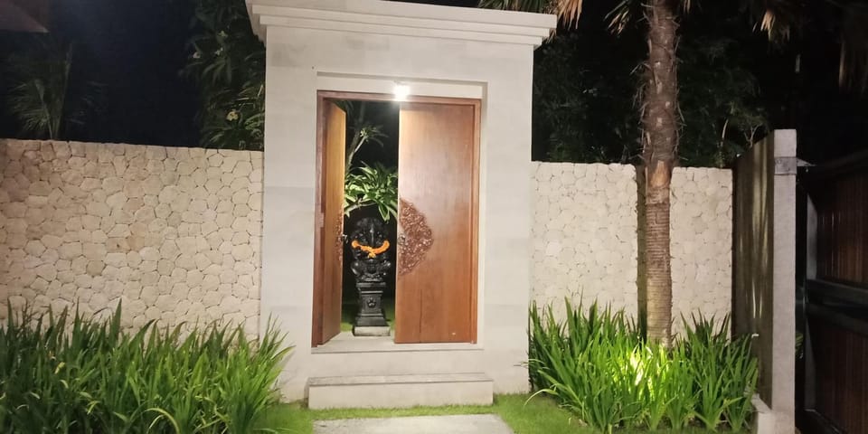Villa Dharmatria Villa in Kuta Selatan