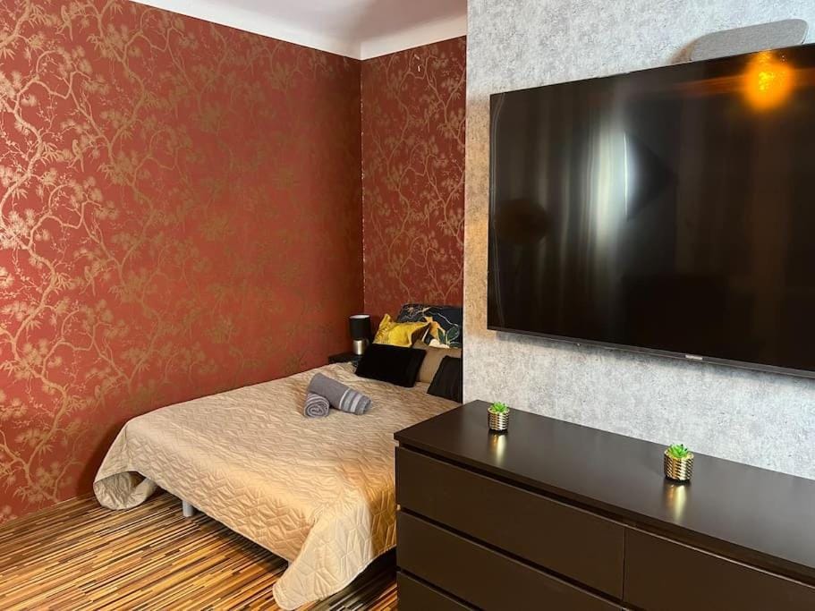 Bed, TV and multimedia, Photo of the whole room, Evening entertainment, Bedroom
