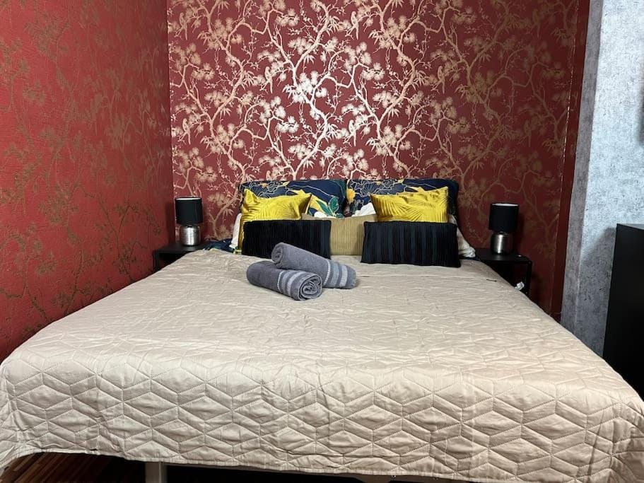 Bed, Photo of the whole room, Bedroom, towels
