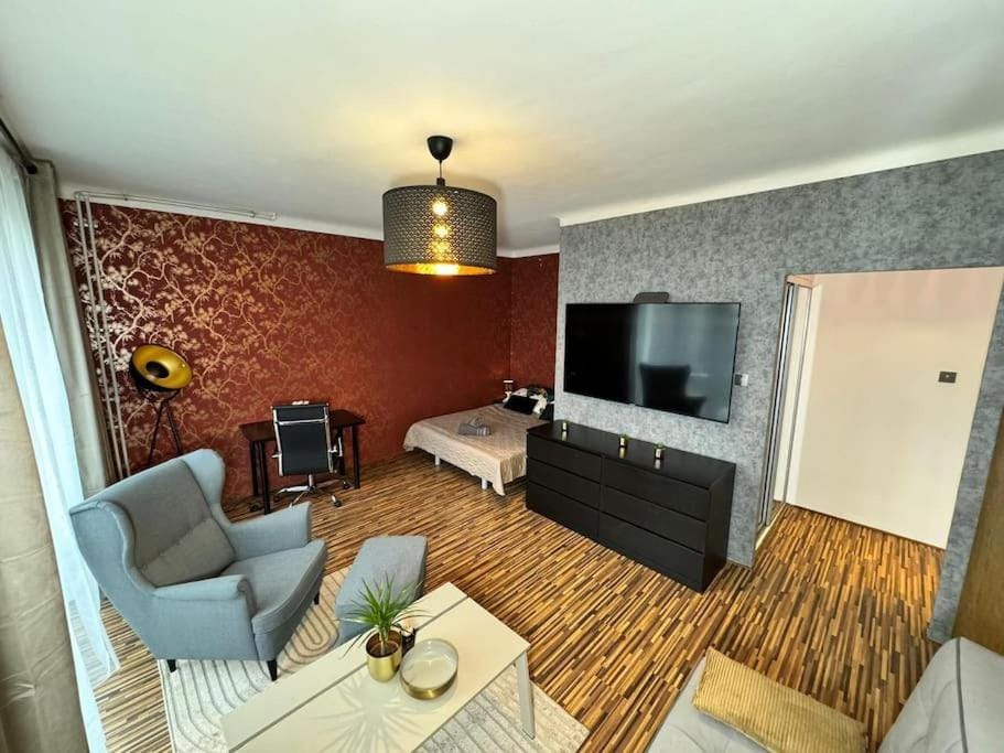 TV and multimedia, Living room, Seating area, Evening entertainment