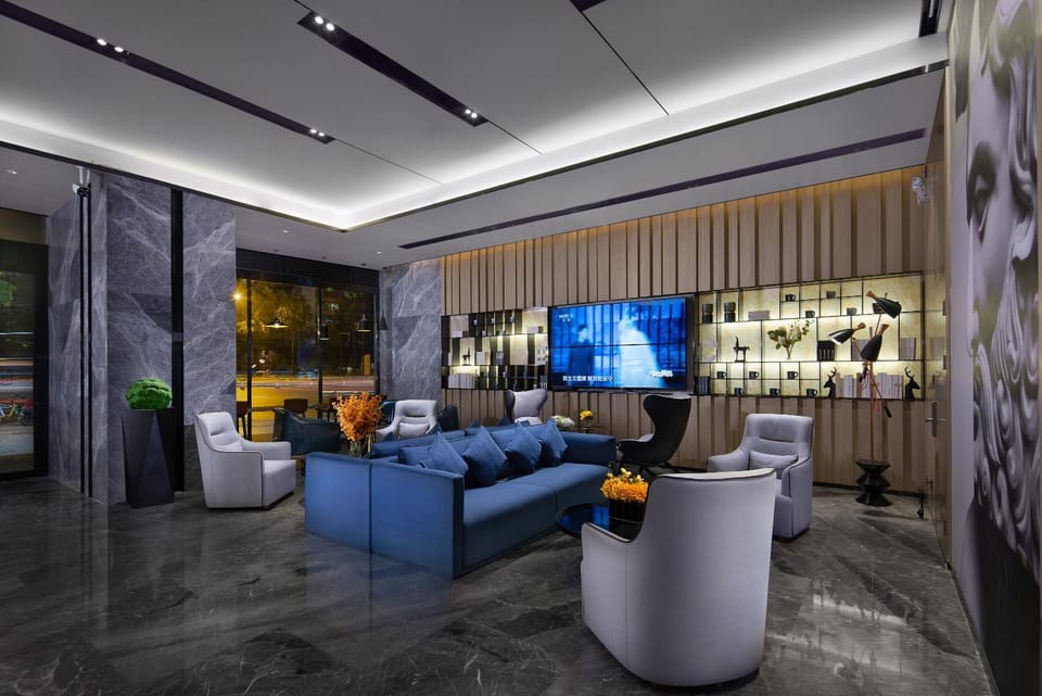 Communal lounge/ TV room, TV and multimedia, Living room, Seating area, Evening entertainment