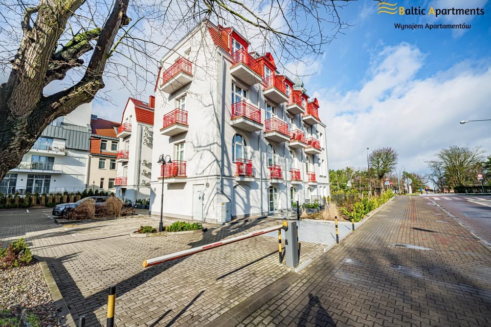 Property building, Spring, Day, Neighbourhood, Location, Parking