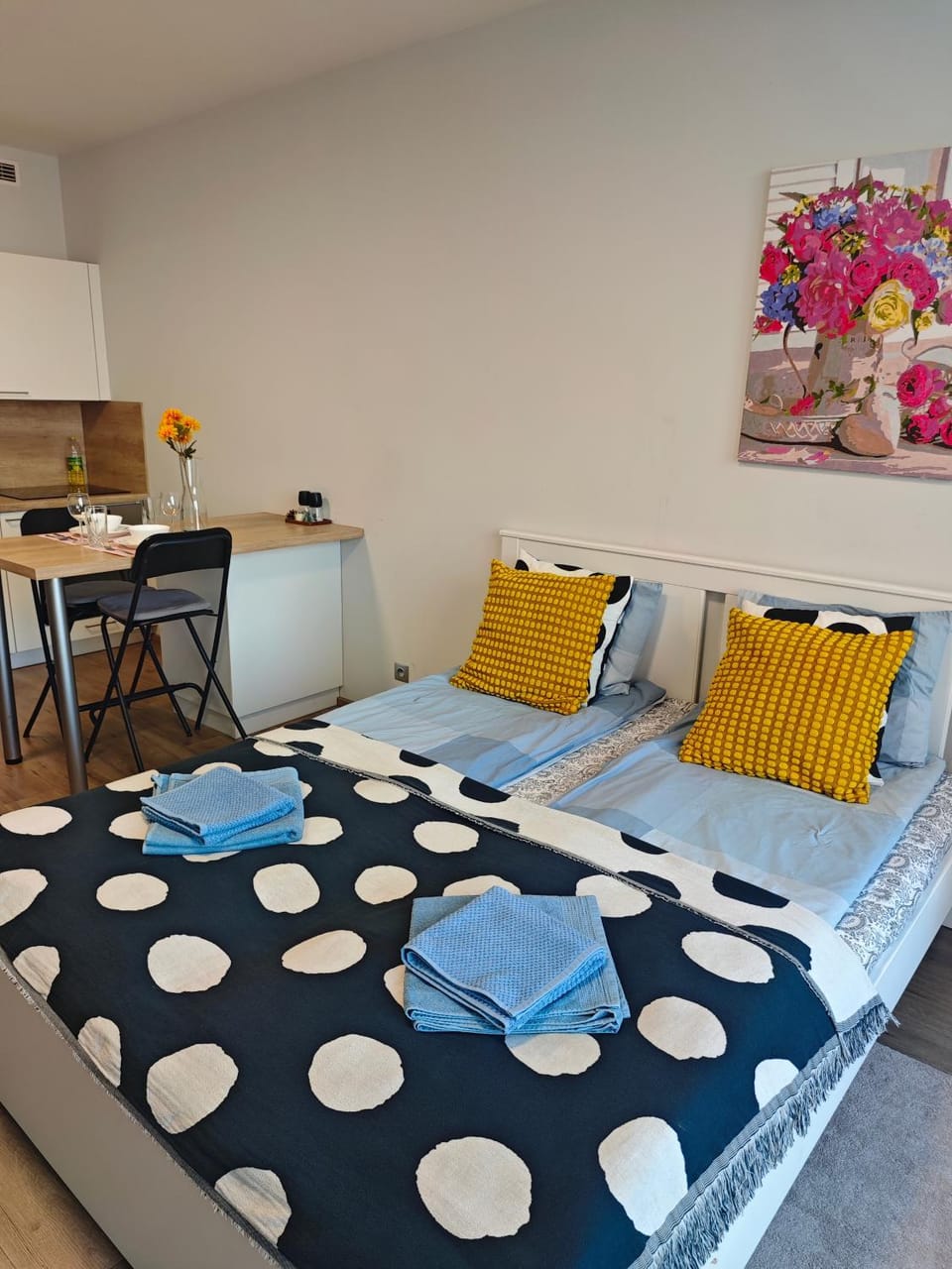 Bed, Dining area, Bedroom, towels