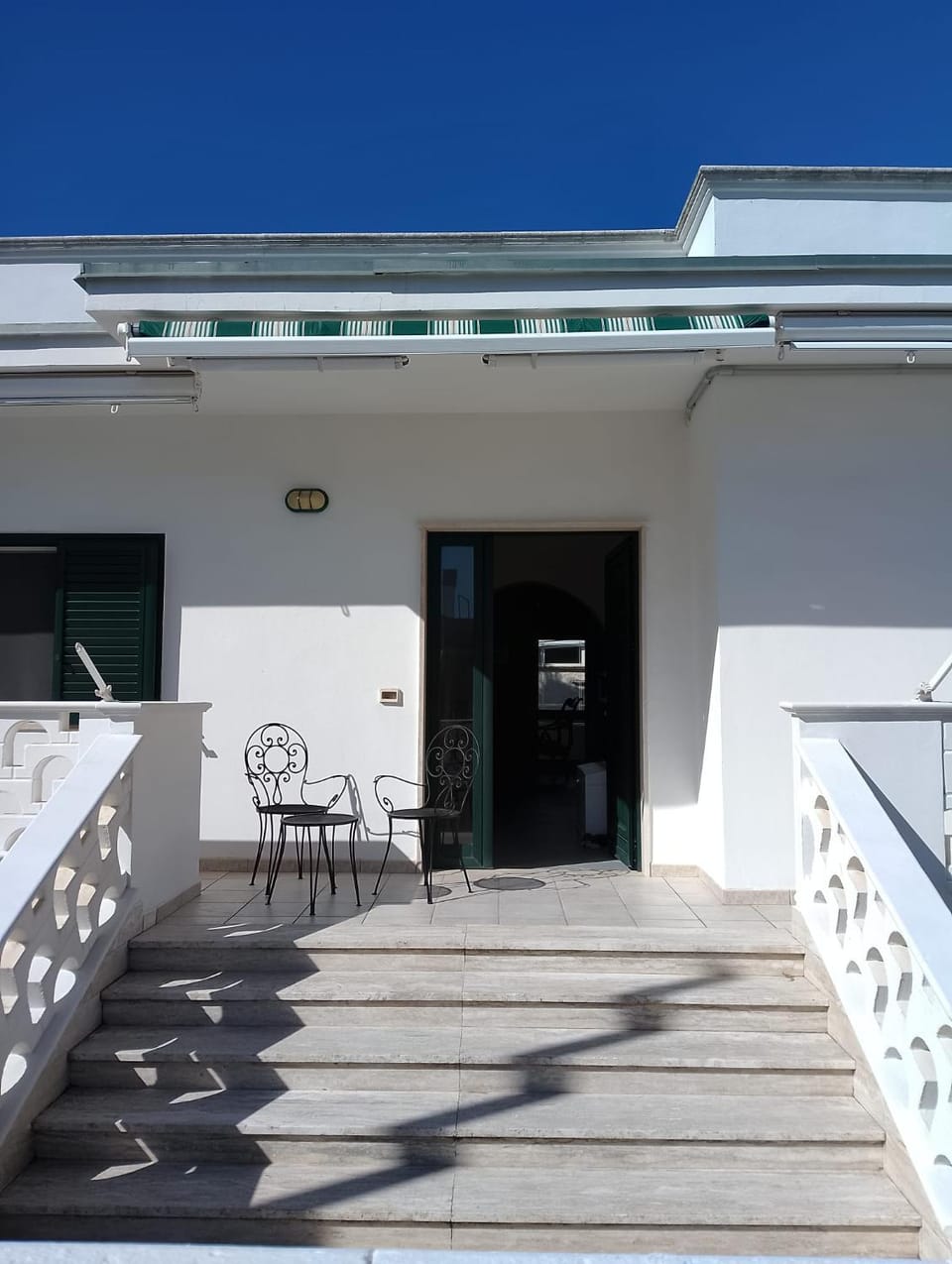 Property building, Facade/entrance, Day, Balcony/Terrace