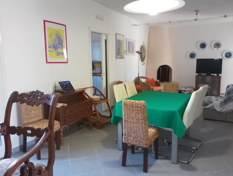 TV and multimedia, Living room, Seating area, Dining area