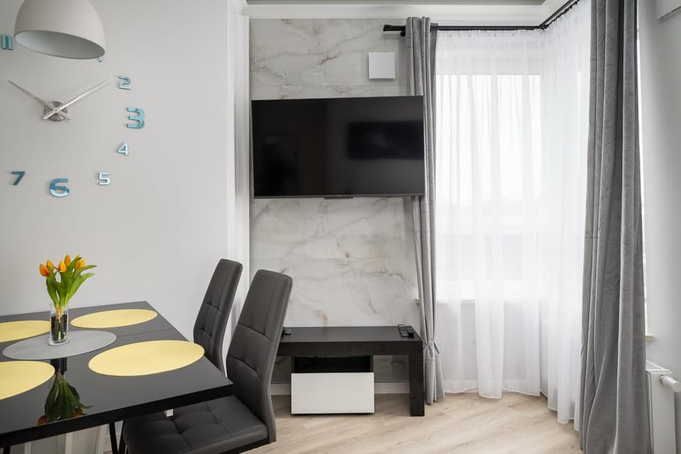 Communal lounge/ TV room, TV and multimedia, Living room, Seating area, Dining area, Evening entertainment