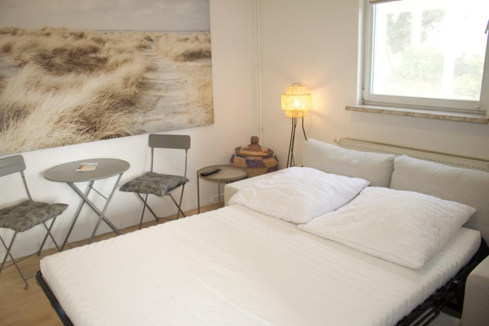 Bed, Living room, Photo of the whole room, Bedroom