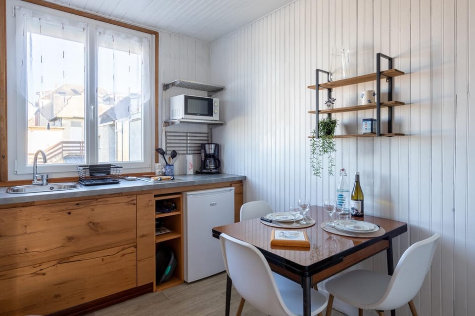 Kitchen or kitchenette, Dining area