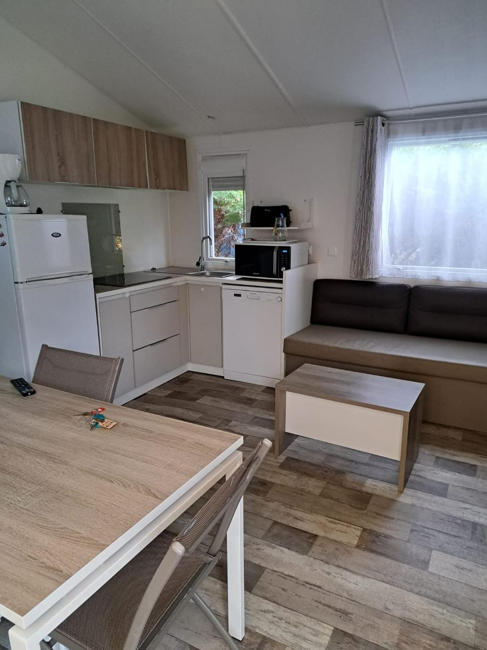 Kitchen or kitchenette, Seating area, Dining area, dishwasher, minibar, stove, toaster