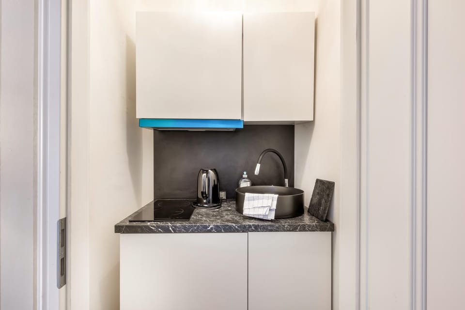 Coffee/tea facilities, Kitchen or kitchenette, stove
