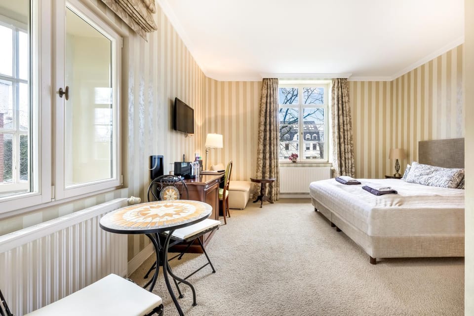 Bed, TV and multimedia, Photo of the whole room, Seating area, Bedroom