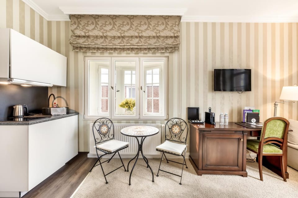 TV and multimedia, Coffee/tea facilities, Kitchen or kitchenette, Seating area, Dining area