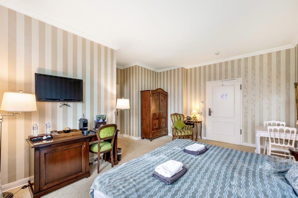 Bed, TV and multimedia, Photo of the whole room, Seating area, Bedroom, wardrobe