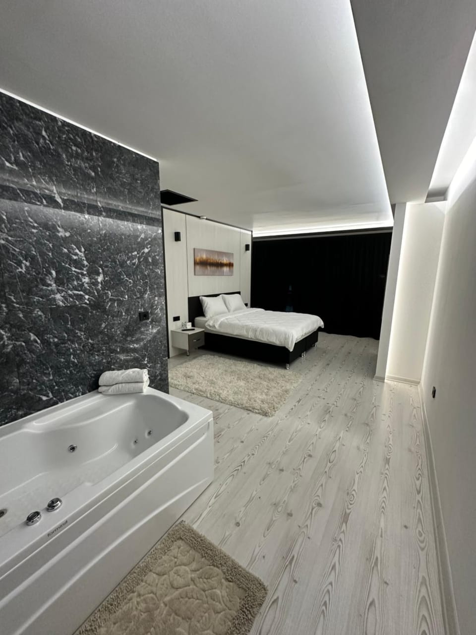 Bed, Hot Tub, Photo of the whole room, Bath