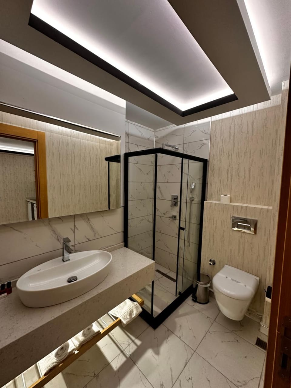 Shower, Toilet, Bathroom, towels