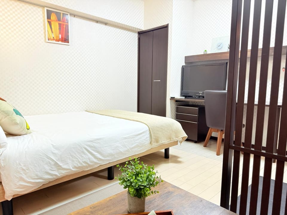 Bed, TV and multimedia, Bedroom