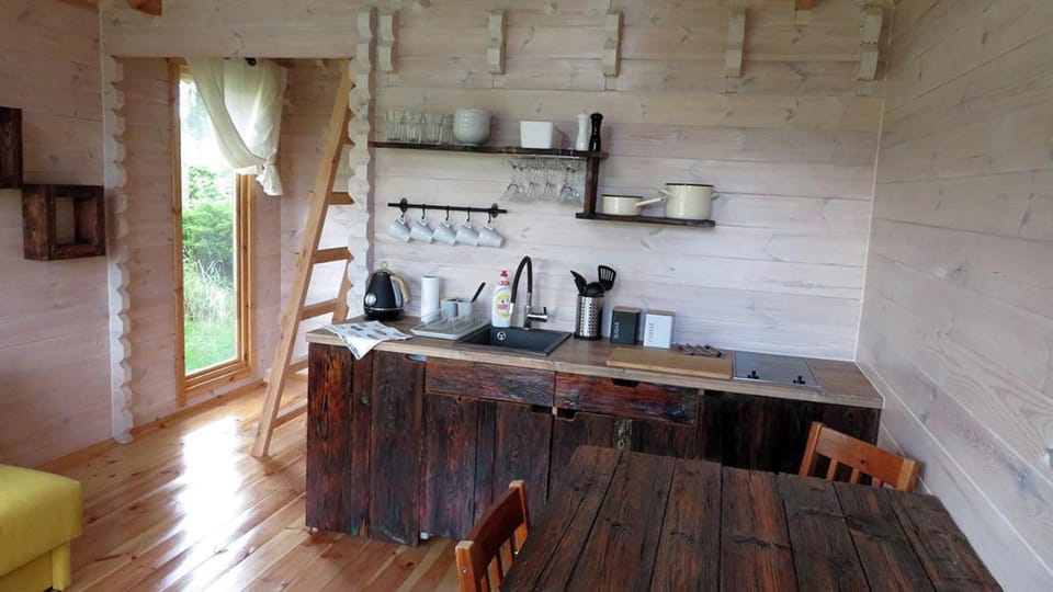 Coffee/tea facilities, Kitchen or kitchenette, Dining area, stove