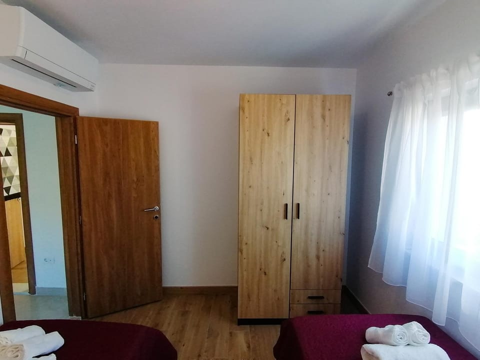 Bed, Photo of the whole room, Bedroom, internet, towels, wardrobe, air conditioner