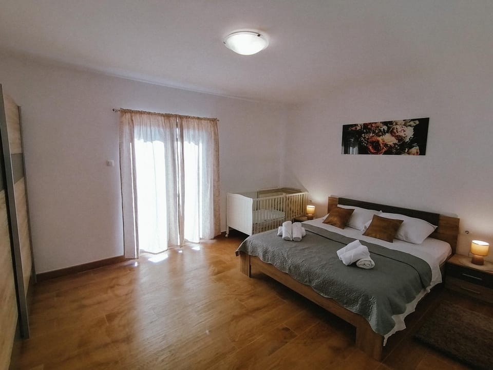 Bed, Photo of the whole room, Bedroom, towels