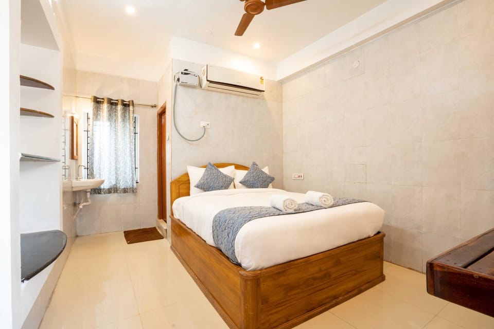 Bed, Bedroom, towels
