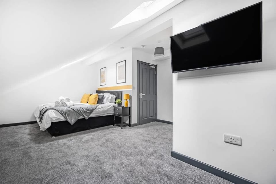 5-Bedroom apartment in Manchester House in Bury