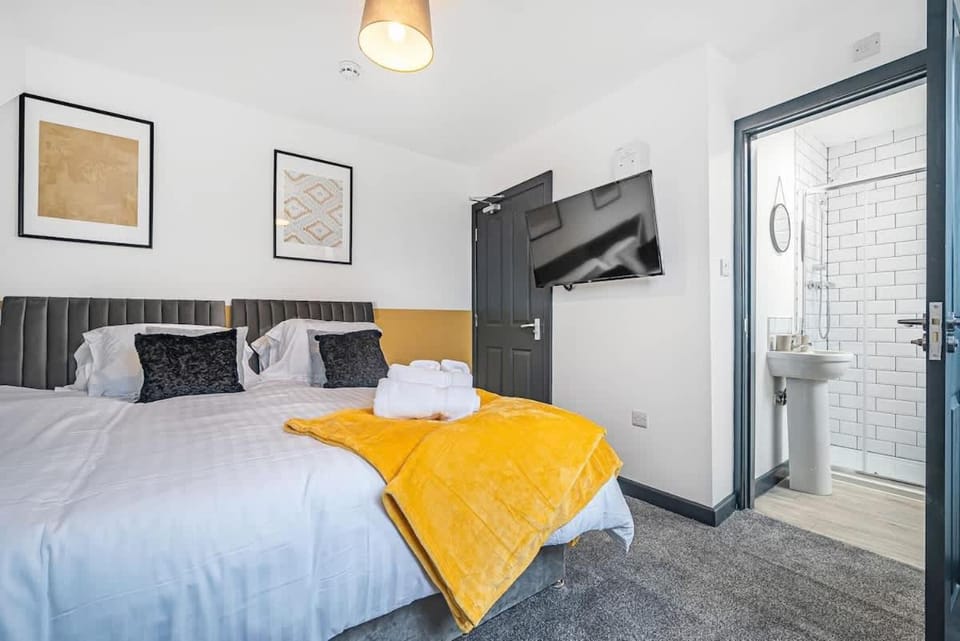 5-Bedroom apartment in Manchester House in Bury