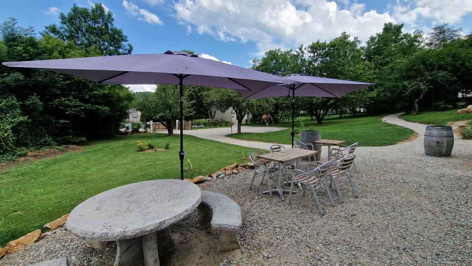 Lodge tente les pommiers Glamping Ô rendez-vous en demi-pension Bed and Breakfast in Occitanie