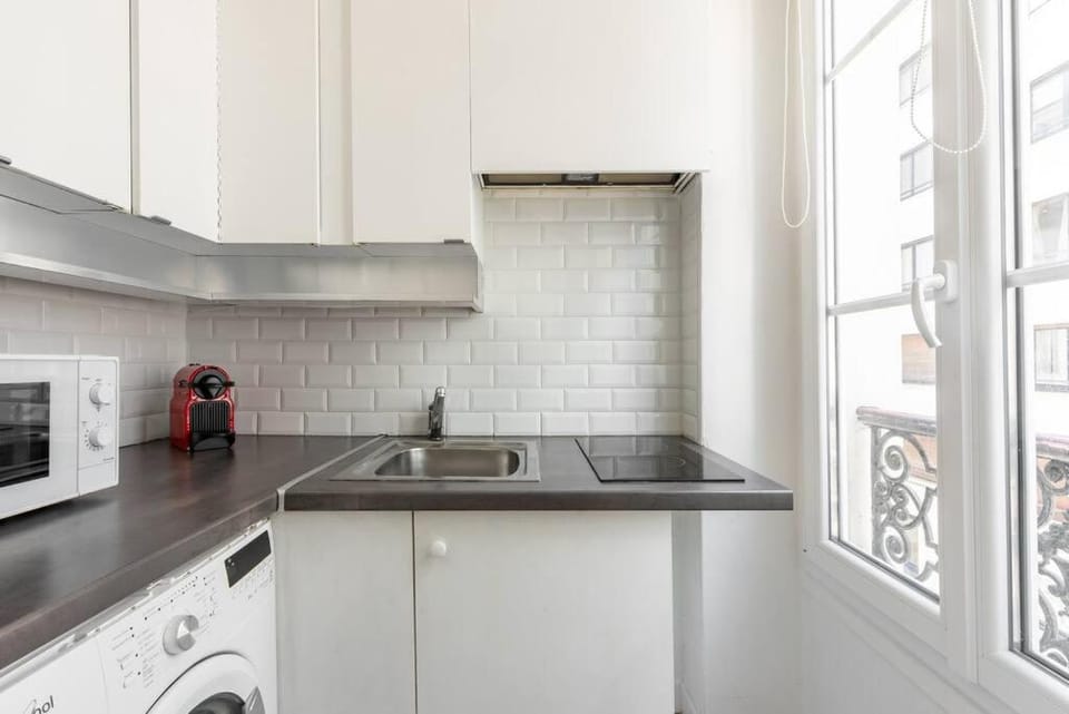 Kitchen or kitchenette, minibar, washing machine