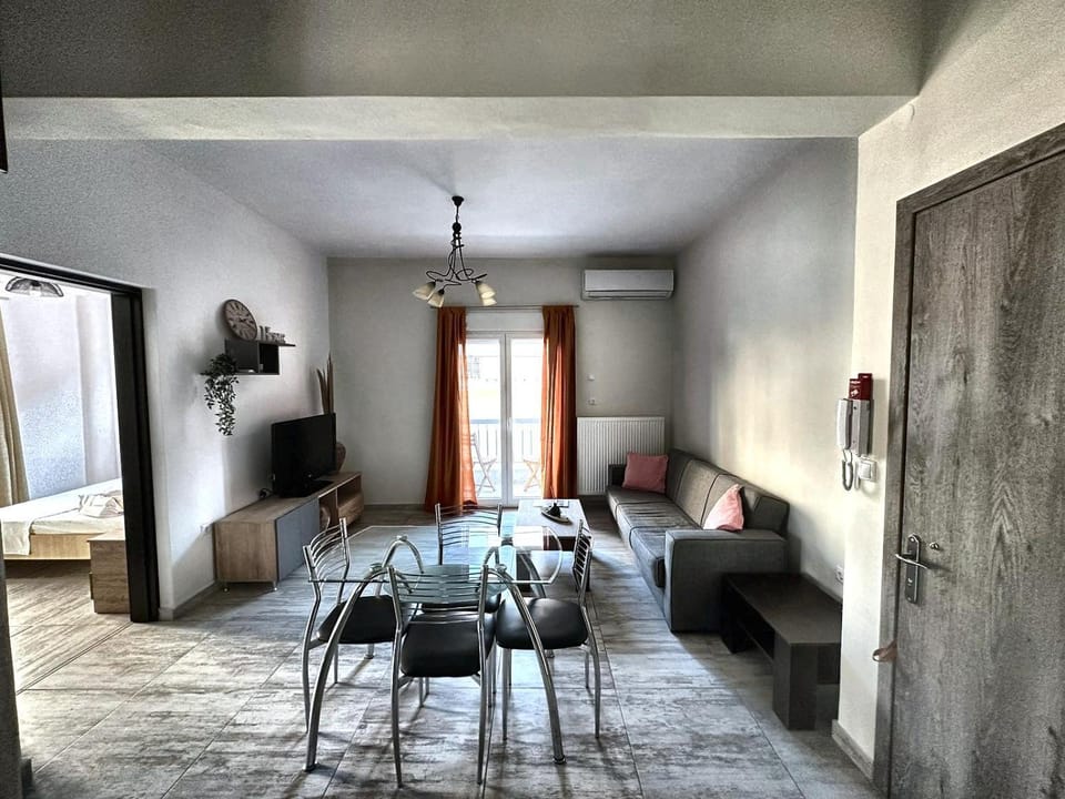 Bed, Living room, Photo of the whole room, Dining area, Bedroom