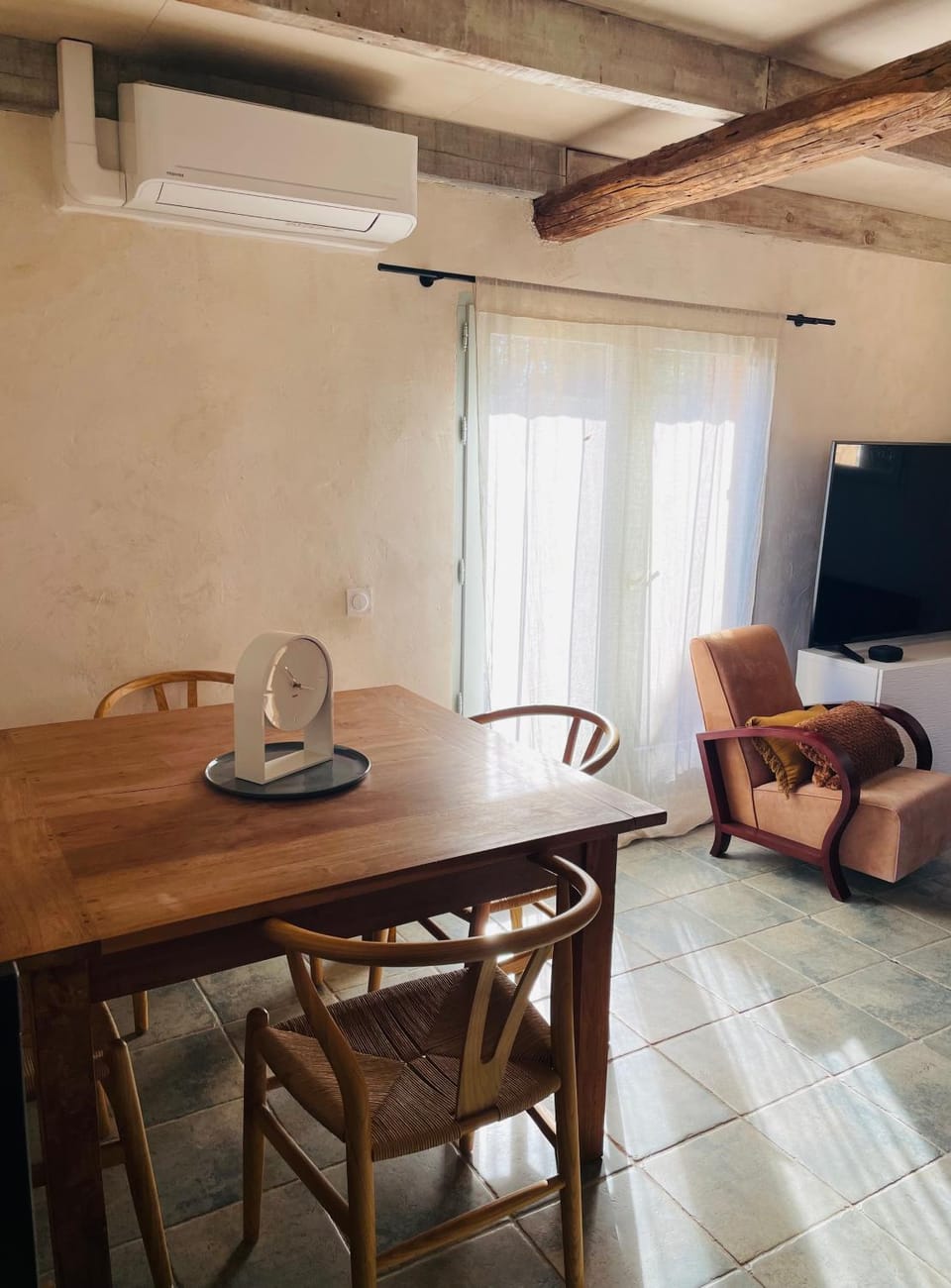 TV and multimedia, Living room, Seating area, Dining area, flat iron, air conditioner, air conditioner